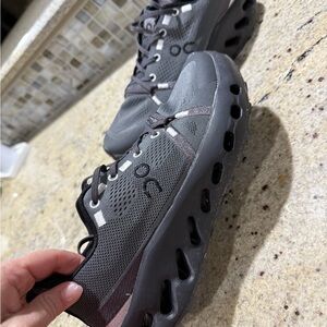 On Running Men's Charcoal and Black Athletic Shoes men size 7